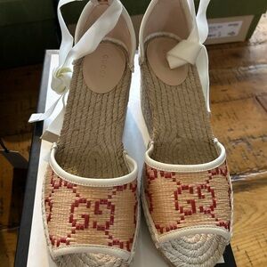 Gucci Beige and Red Raffia Espadrille Wedge Sandals with Ribbon Ties